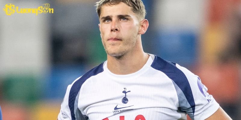 Siêu phẩm Micky van de Ven phá vỡ kỷ lục của Junior